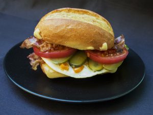 Fat friday: burger z boczkiem i jajkiem z chilli