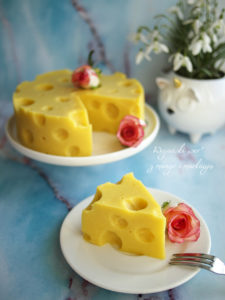 Żółty ser – ciasto wegańskie z mango i marakują